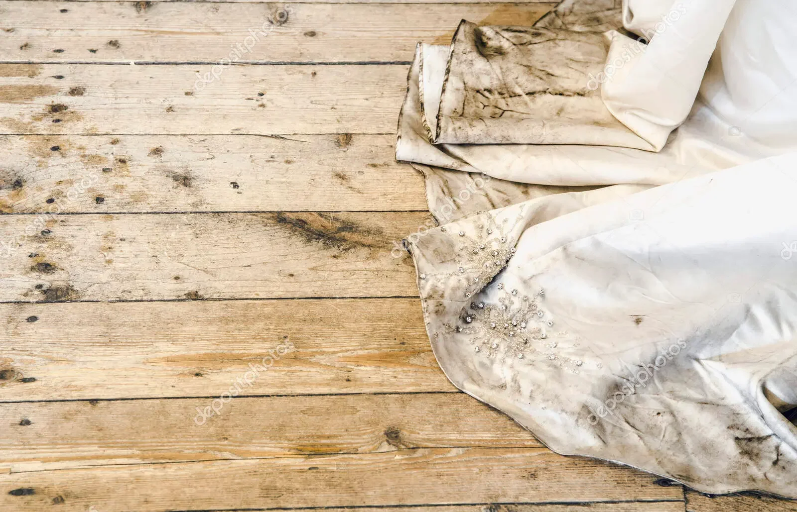 dirty trim of wedding dress