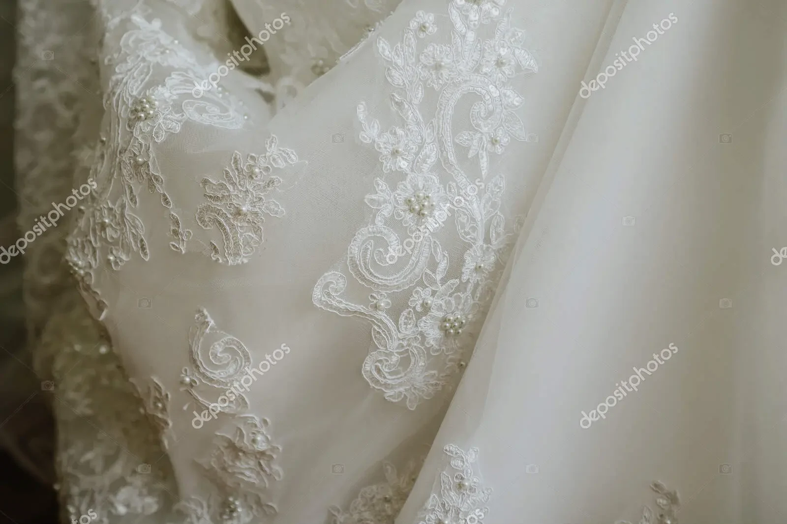 white-wedding-dress-beautiful-decorations
